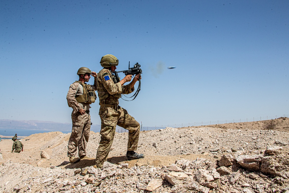 2/1 Trains with British Army 2nd Battalion, Parachute Regiment