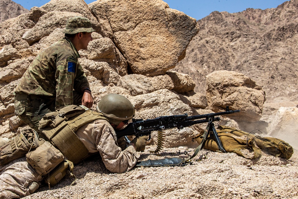 2/1 Trains with British Army 2nd Battalion, Parachute Regiment