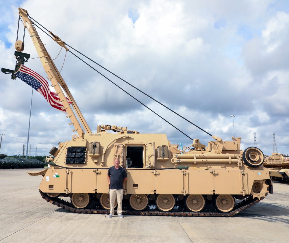 Retired U.S. Marine tank commander who toppled Saddam Hussein’s statue, reunited with M88A2 Hercules tank retriever - 18-years later