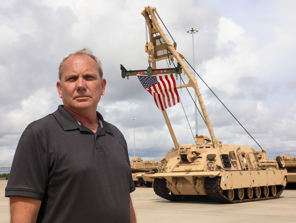 Headline: Retired U.S. Marine tank commander who toppled Saddam Hussein’s statue, reunited with M88A2 Hercules tank retriever - 18-years later