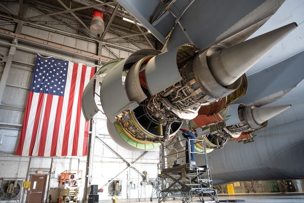 C-5M Super Galaxy and C-17 Globemaster III routine maintenance