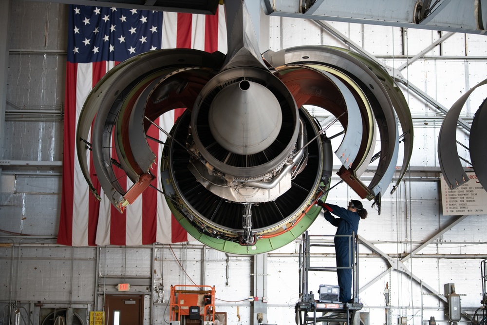 C-5M Super Galaxy and C-17 Globemaster III routine maintenance