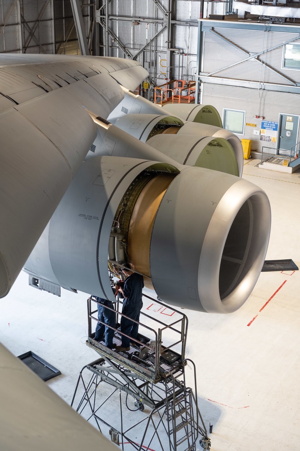 C-5M Super Galaxy and C-17 Globemaster III routine maintenance