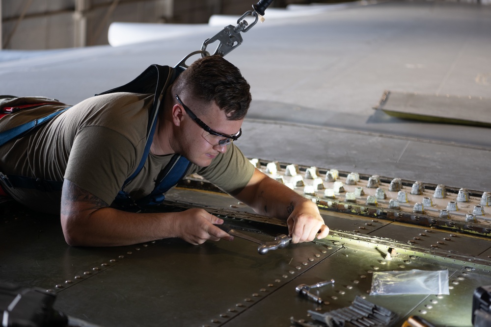 C-5M Super Galaxy and C-17 Globemaster III routine maintenance