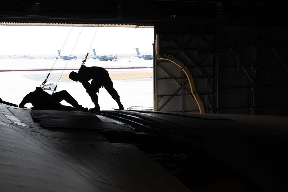 C-5M Super Galaxy and C-17 Globemaster III routine maintenance