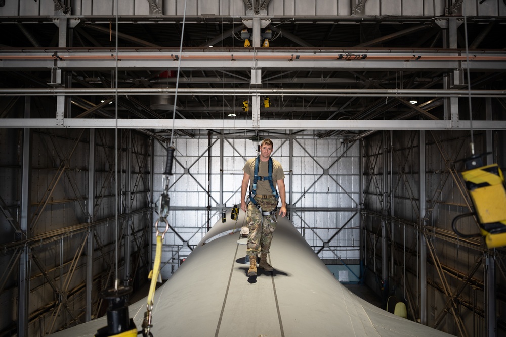 C-5M Super Galaxy and C-17 Globemaster III routine maintenance