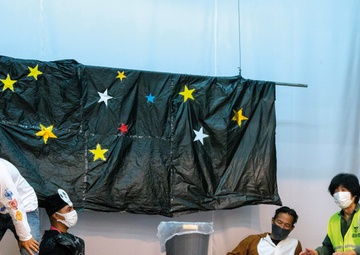 Embracing a youthful spirit: Marine volunteers act in skit for story time recording / 童心に返って - 海兵隊員、コロナ禍で新たな試み、読み聞か​せ寸劇