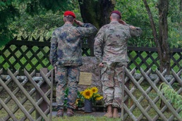 American and German paratroopers commemorate the 45th anniversary of two fallen paratroopers