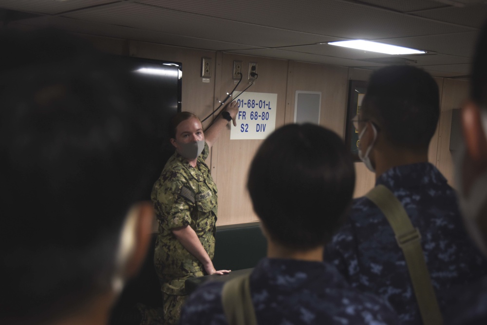 Japan National Defense Academy Midshipman visits USS Green Bay