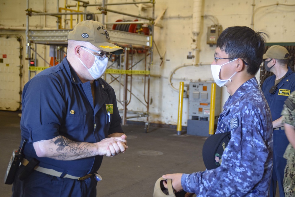 Japan National Defense Academy Midshipman visits USS Green Bay