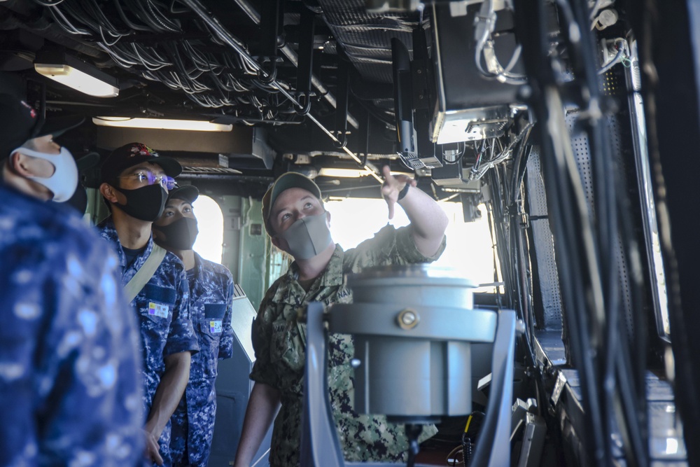 Japan National Defense Academy Midshipman visits USS Green Bay