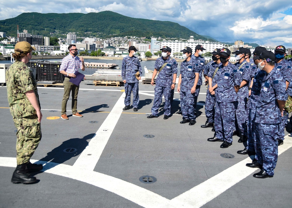 Japan National Defense Academy Midshipman visits USS Green Bay