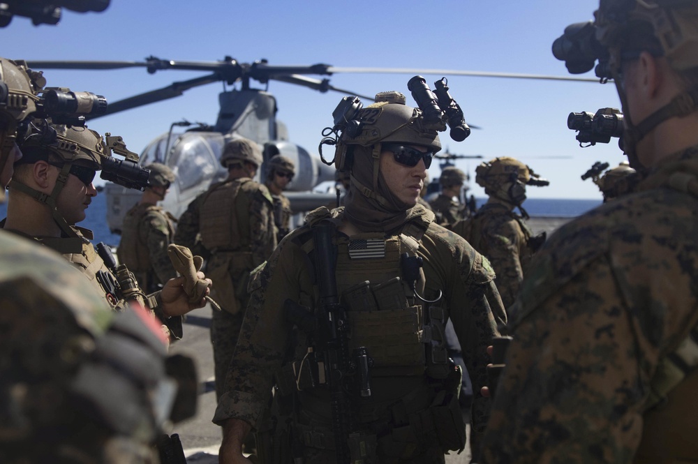 Force Reconnaissance Platoon Executes Fast Rope Drills