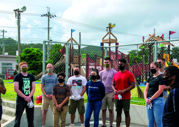 Marines see the significance in roadside beautification / 沿道草刈り、 海兵隊員 地域美化に意義見出す