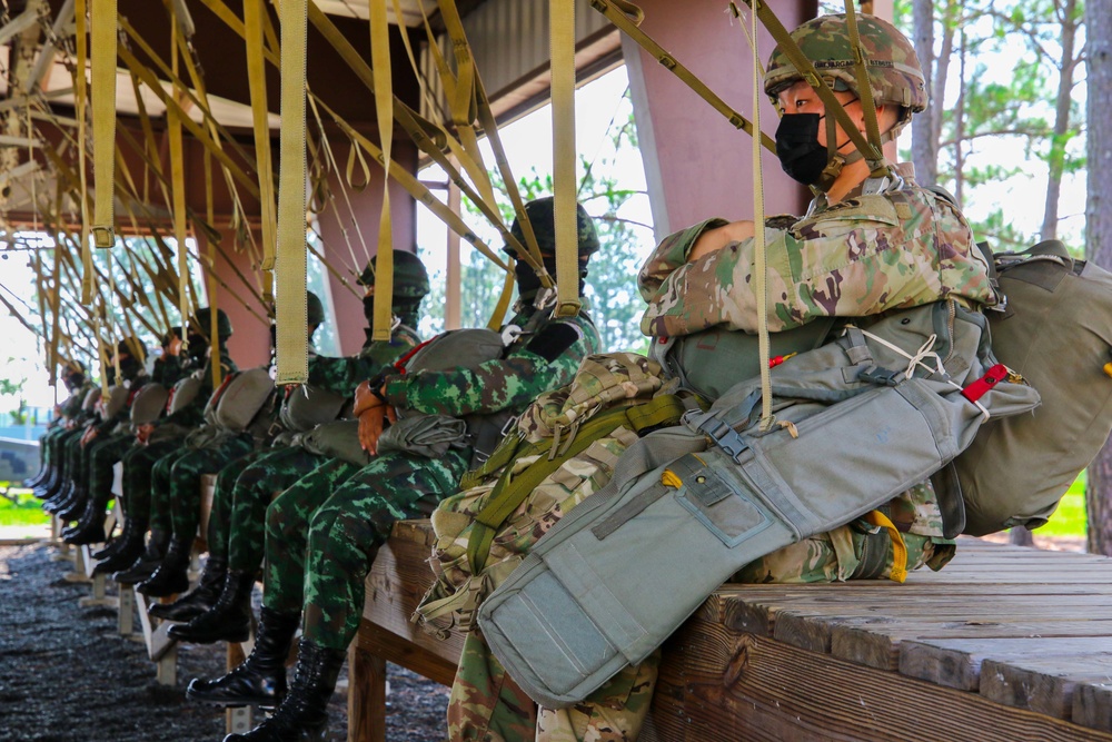 Royal Thai Army Trains Alongside Paratroopers