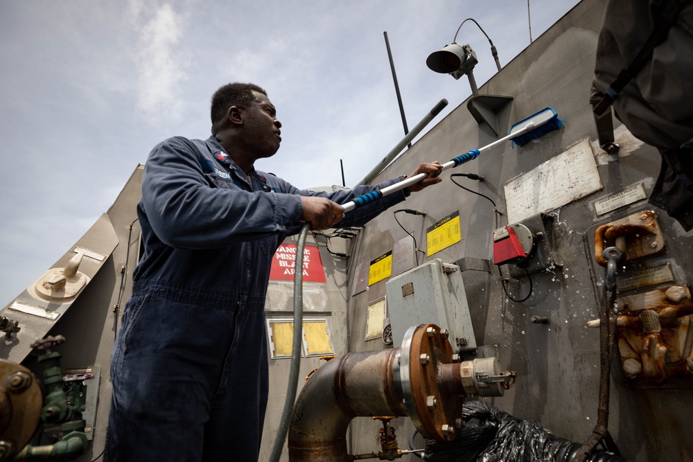 USS Sioux City Sailor Conducts a Freshwater Washdown