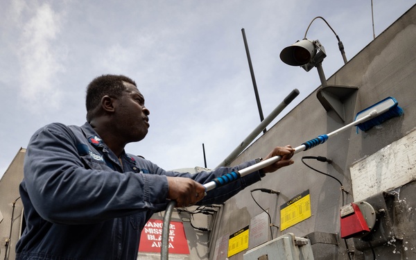 USS Sioux City Sailor Conducts a Freshwater Washdown