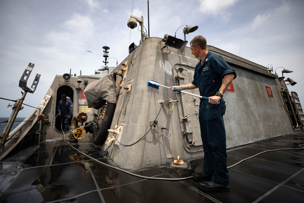 USS Sioux City Sailors Conduct a Freshwater Washdown