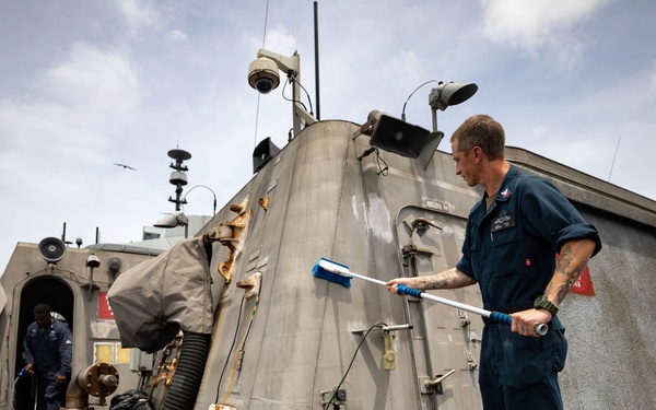USS Sioux City Sailors Conduct a Freshwater Washdown