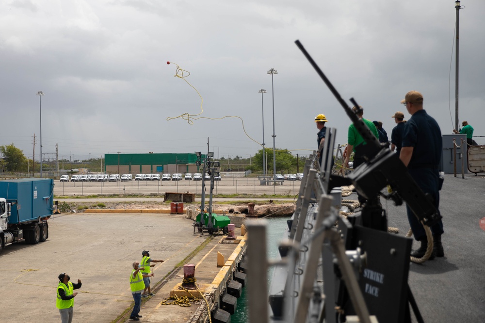 USS Sioux City Sailors Throw Over Lines