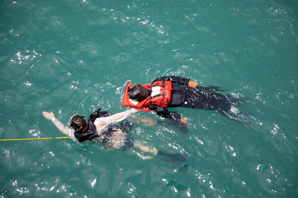 USS Sioux City Sailors Participate in Search and Rescue and Man Overboard Training