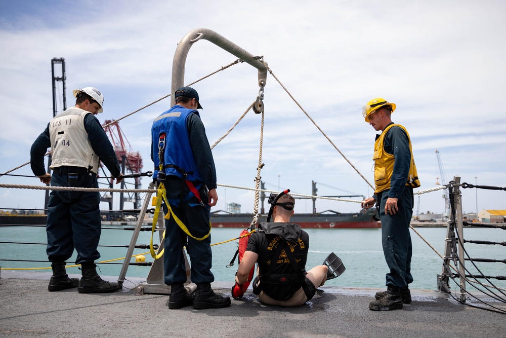 USS Sioux City Sailors Participate in Search and Rescue and Man Overboard Training