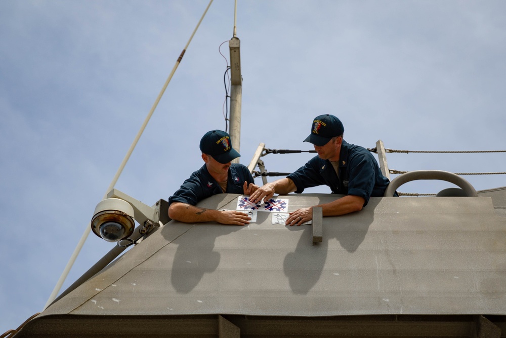 USS Sioux City Sailors Participate in Search and Rescue and Man Overboard Training