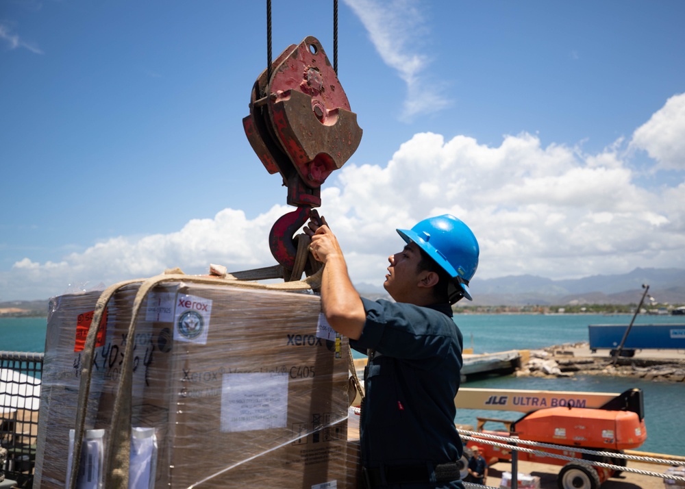 USS Sioux City Sailor Conducts a Mail Onload