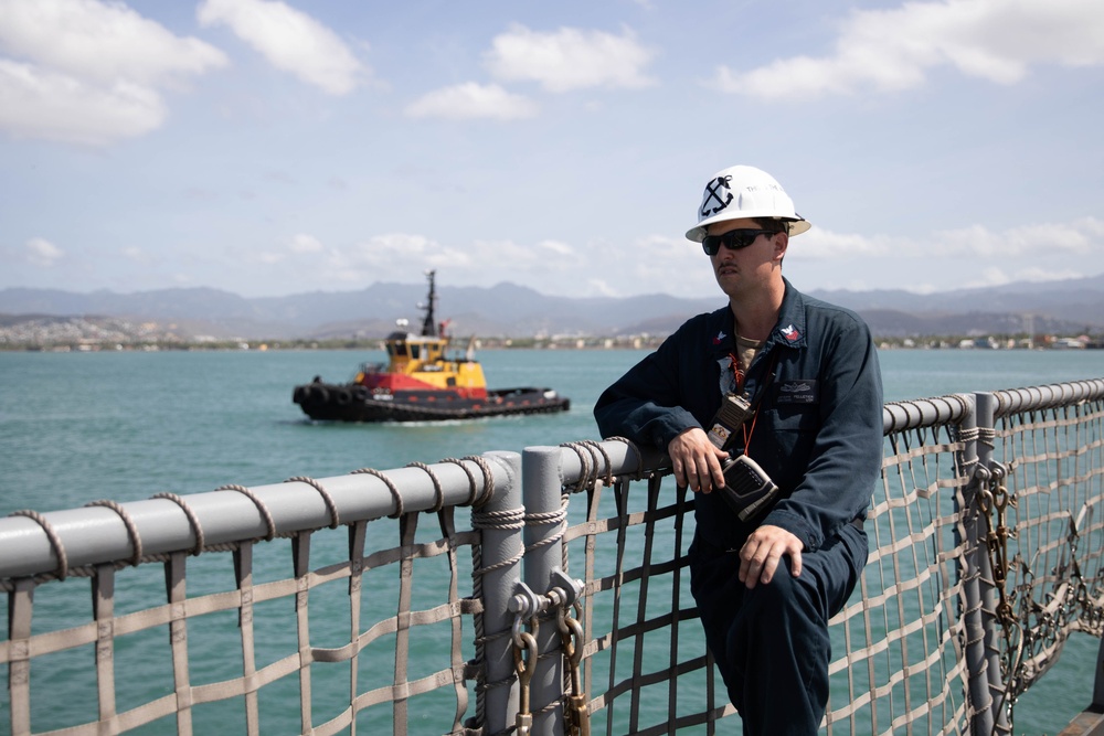 USS Sioux City Sailor Conducts Sea and Anchor Detail