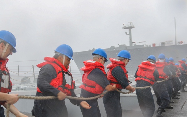 USS Pinckney (DDG 91) is underway in the Pacific Ocean