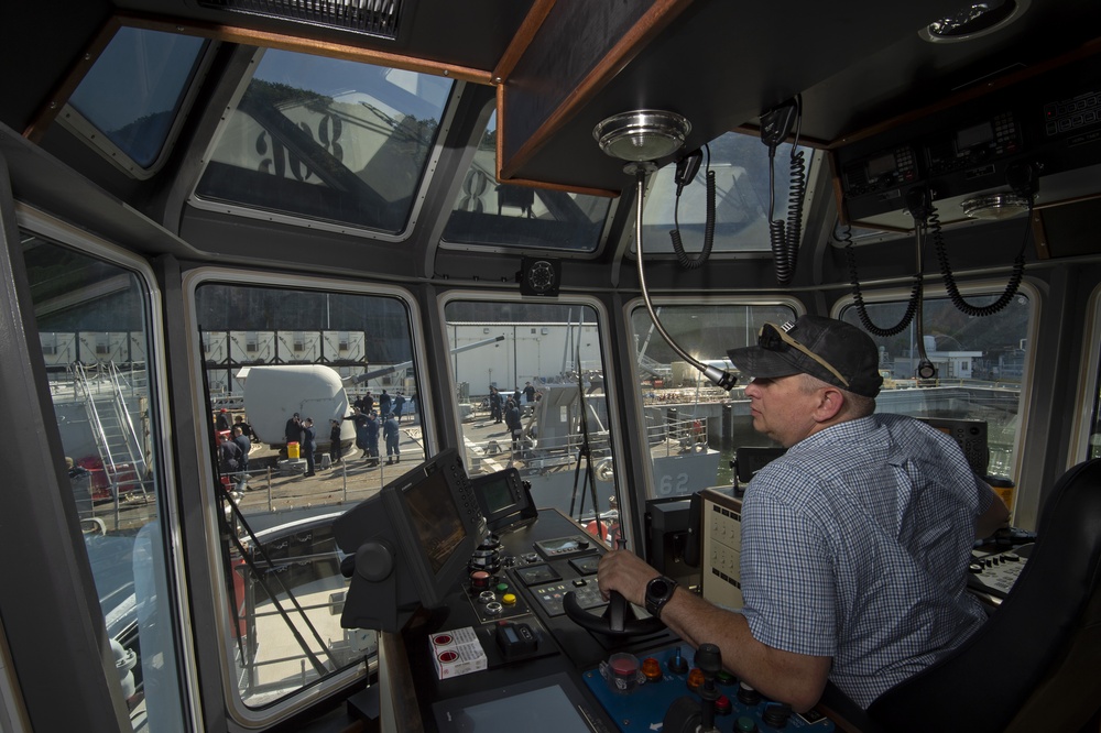 CFAY port operations department assists USS Chancellorsville (CG 62) during underway period