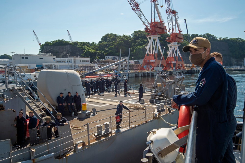 CFAY port operations department assists USS Chancellorsville (CG 62) during underway period