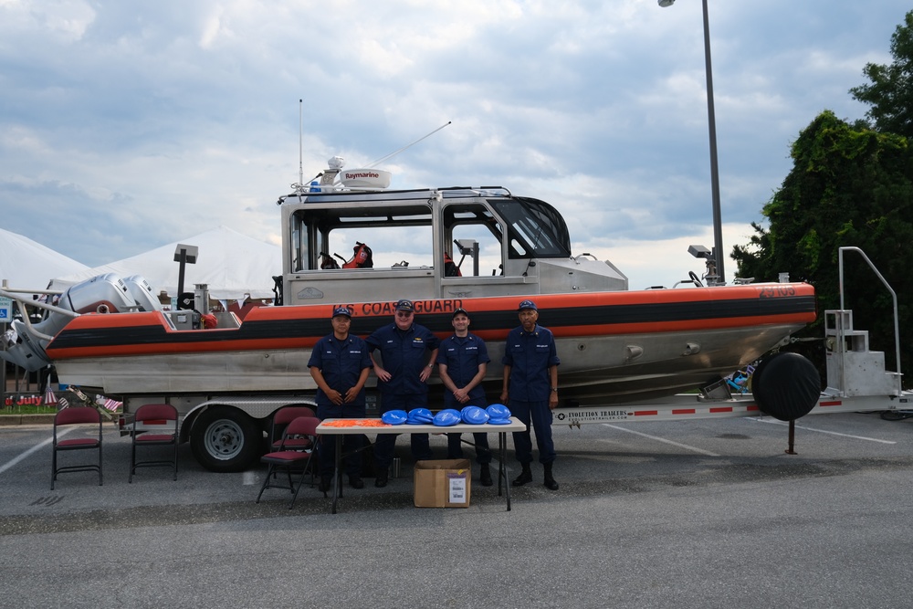 Coast Guard Station Washington and Auxiliary Flotilla 25-01 Share Boating Safety Tips at Joing Base Anacostia-Bolling Fourth of July Celebration
