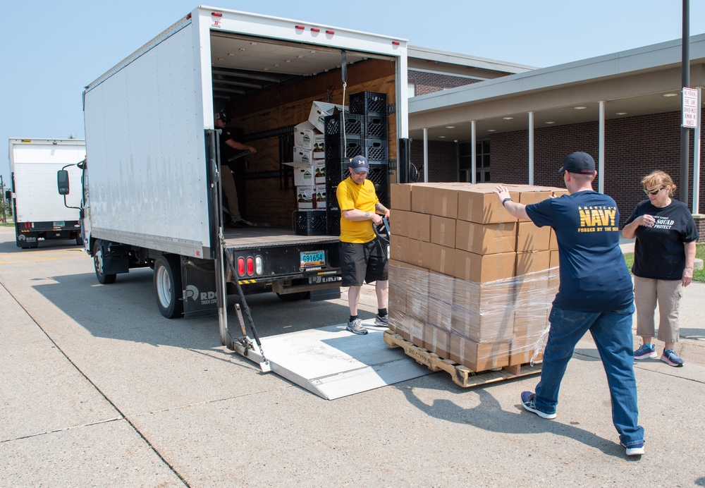Sailors Hand Out Pre-packed Lunches during Fargo Navy Week