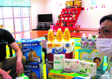 Bottled water, hygiene items, hope: Chaplain delivers Marines' sincerity to mother, child facility / 水、衛生用品、そして希望 - 従軍牧師が、コロナ禍の支援施設に 海兵隊員の 真心を届ける