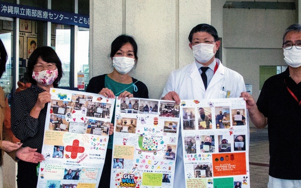 Marines give messages of hope to children in hospital / 海兵隊員、希望をのせて、子供たちへエールを送る