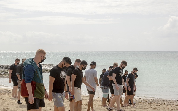 Marines wipe out trash in hidden beach / 海兵隊員が隠れ浜を清掃