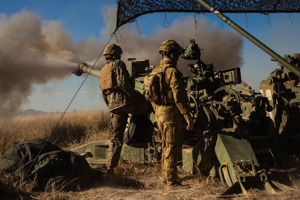 Marines and ADF fire M777 during exercise Talisman Sabre 21