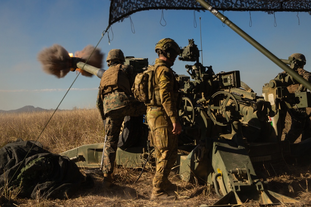 Marines and ADF fire M777 during exercise Talisman Sabre 21