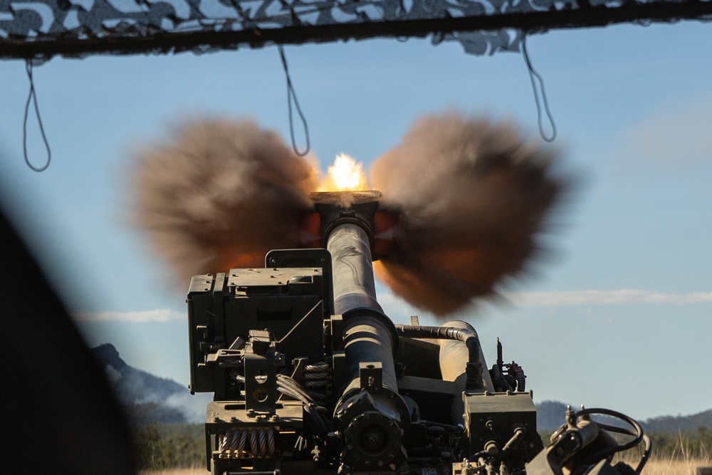 Marines and ADF fire M777 during exercise Talisman Sabre 21