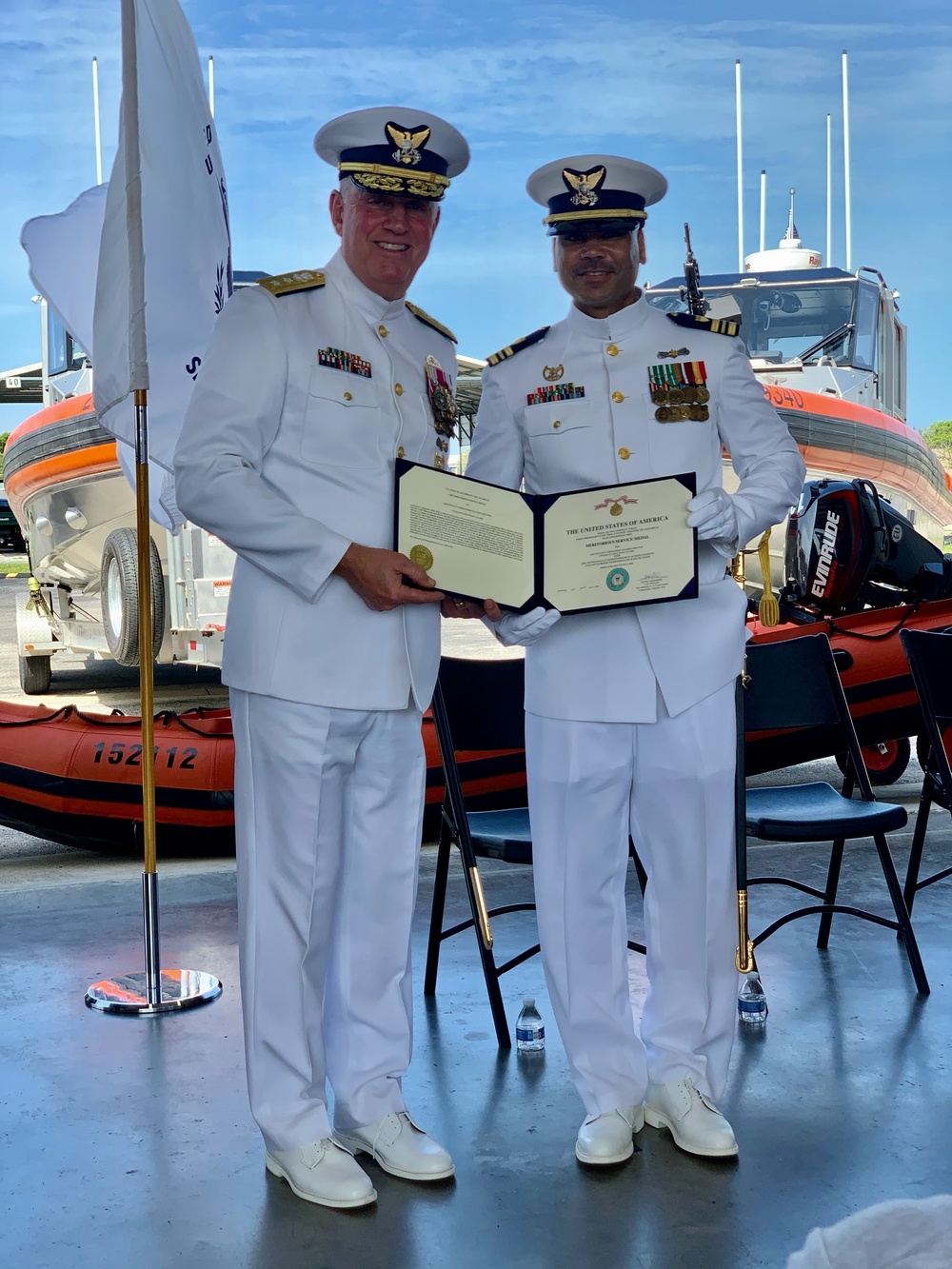 Lt. Cmdr. Shelton receives award at MSST Miami change of command