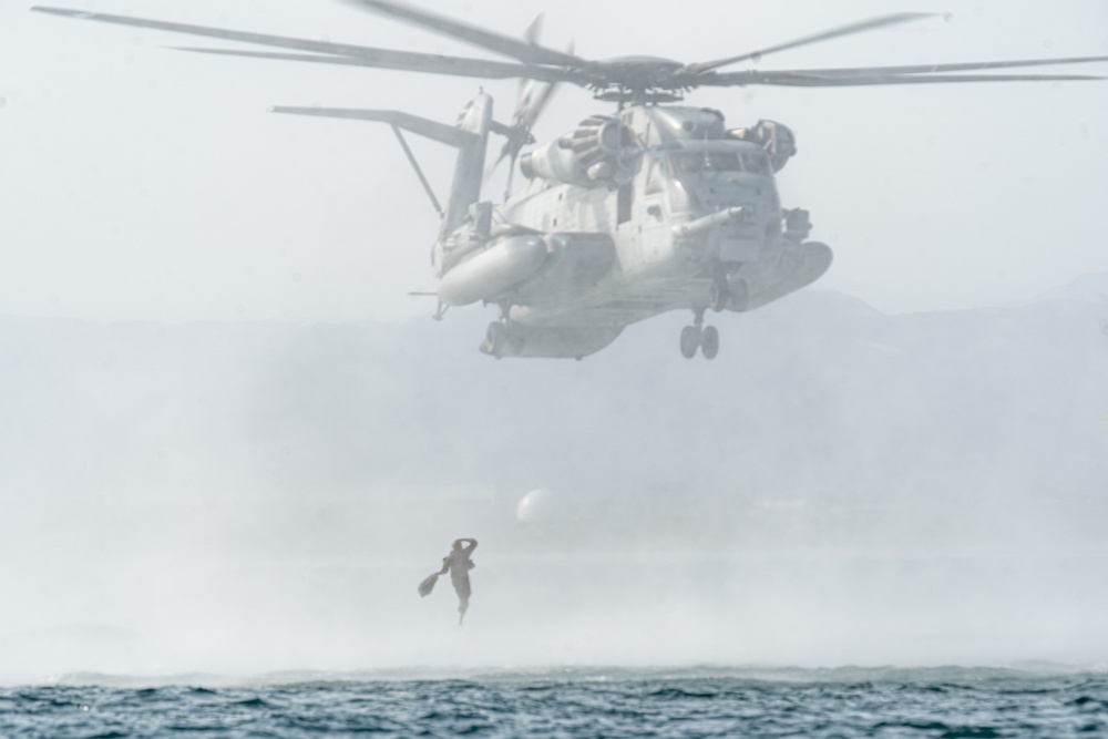 11th MEU Recon Marines conduct helocast training