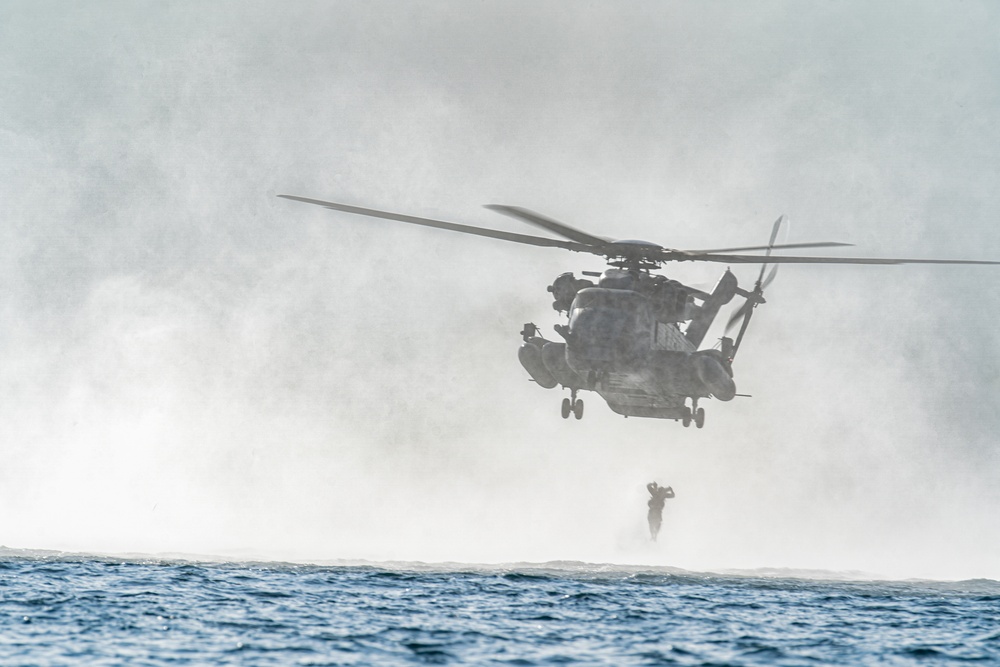 11th MEU Recon Marines conduct helocast training