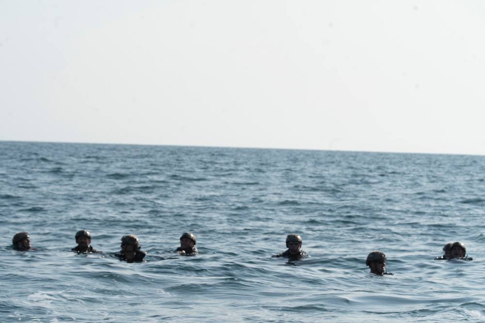 11th MEU Recon Marines conduct helocast training