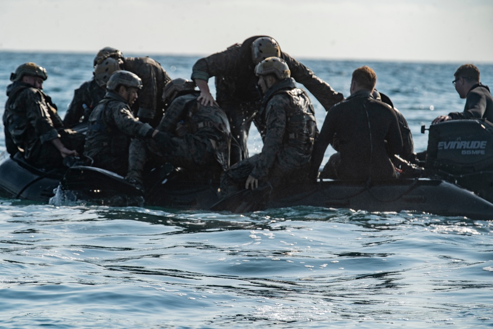 11th MEU Recon Marines conduct helocast training