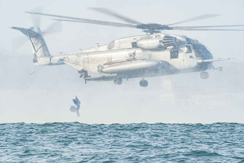 11th MEU Recon Marines conduct helocast training