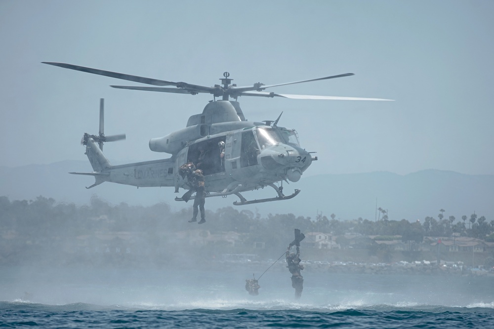 11th MEU Recon Marines conduct helocast training