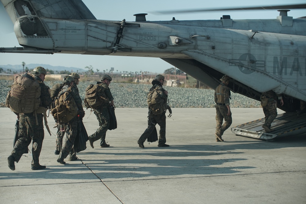 11th MEU Recon Marines conduct helocast training