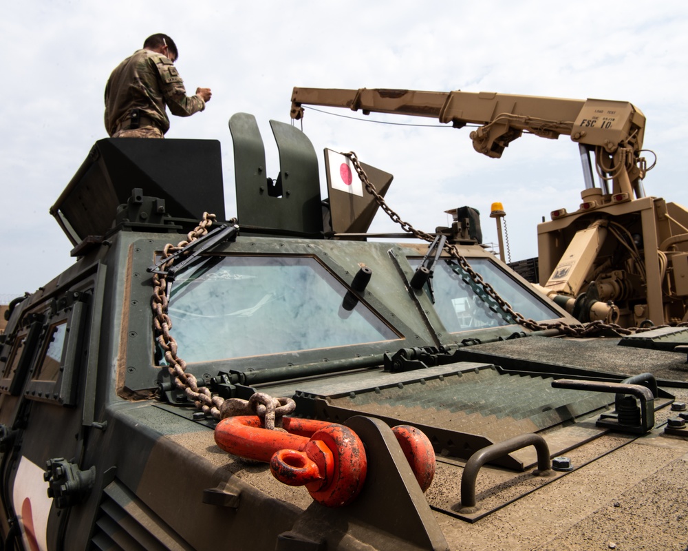 Japanese and U.S. joint partners combine armored vehicle recovery capabilities