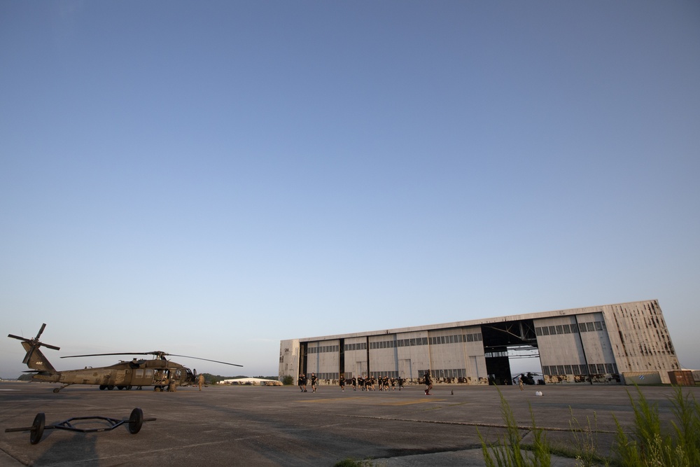 The Commanding General of the 3rd Infantry Division visits Marne Air Soldiers at Hunter Army Airfield.